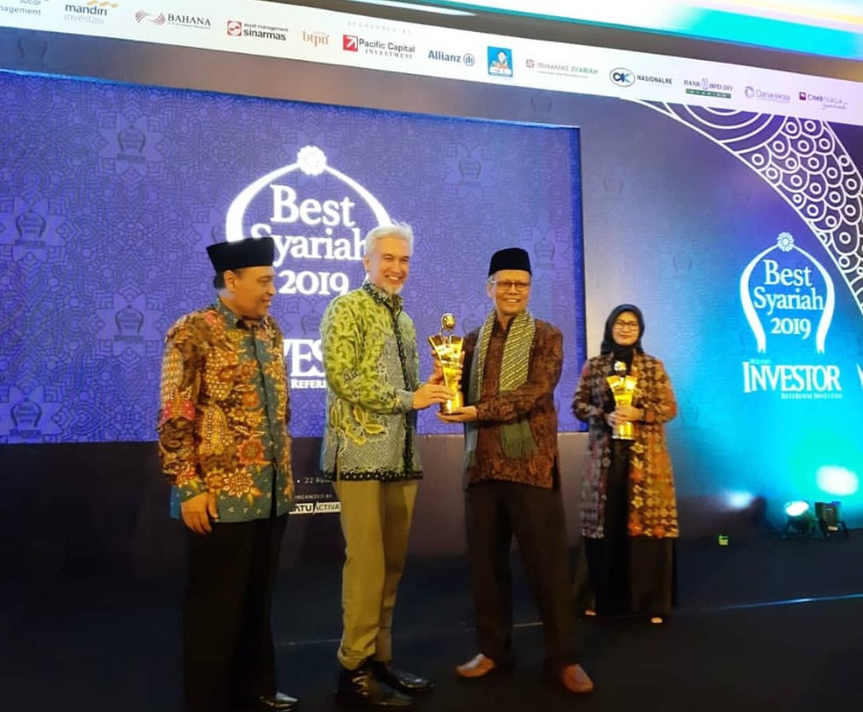 Yunahar Ilyas Raih Penghargaan Tokoh Syariah 2019